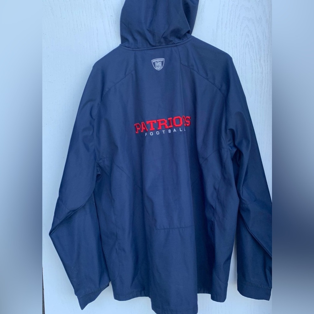 England Patriots Jacket Mens 2XL Blue On Field Hooded Coat Lightweight